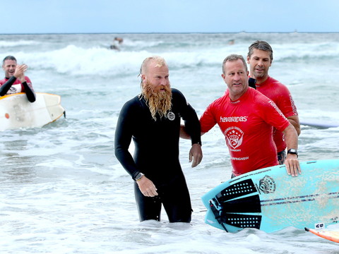Un Australien bat le record de la plus longue session de surf