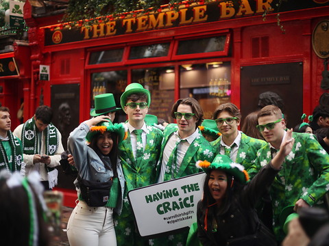 Dans la liesse et la bière, l'Irlande célèbre la Saint Patrick
