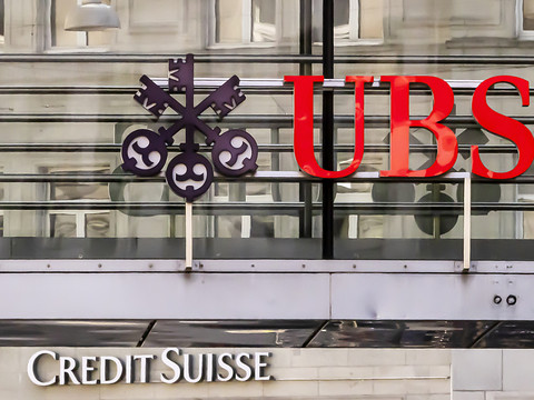 Une fusion avec Credit Suisse profiterait à l'UBS, selon un expert