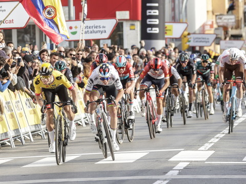 Roglic frappe d'entrée
