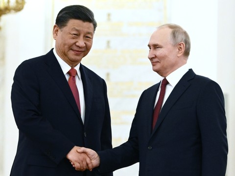 Poutine et Xi célèbrent leur relation 