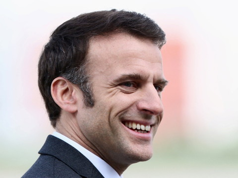 Macron exclut dissolution ou remaniement, s'adressera aux Français