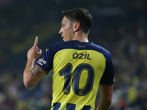 Mesut Özil tire sa révérence à 34 ans