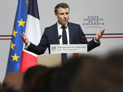 Retraites: Macron défend une réforme 
