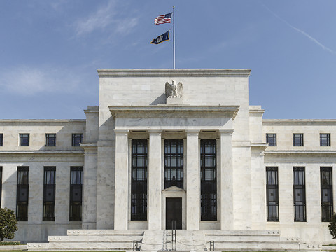 La Fed relève son taux, entre inflation et turbulences bancaires