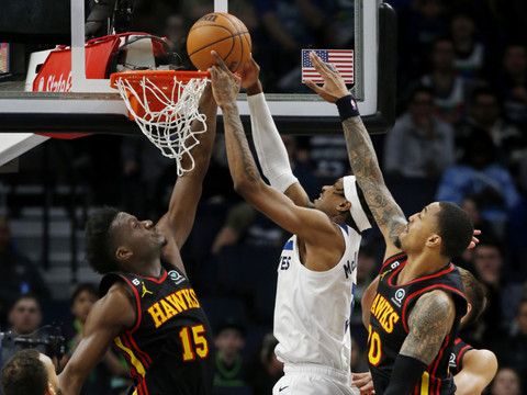 Les Hawks battus sur le fil à Minneapolis