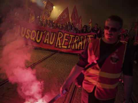 Retraites: grèves et manifs face à un pouvoir inflexible