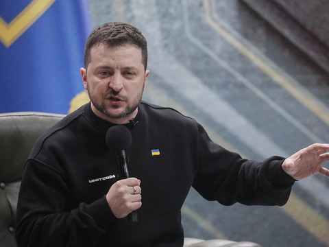 Zelensky près du front, l'armée annonce par erreur un retrait russe