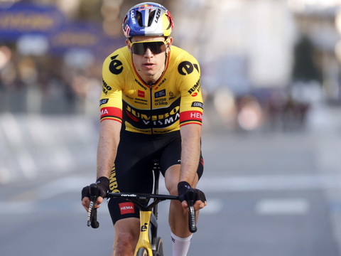 Van Aert gagne au sprint devant Van der Poel et Pogacar