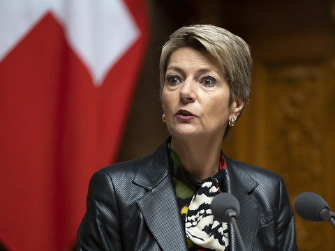 Keller-Sutter veut toujours freiner la croissance des dépenses