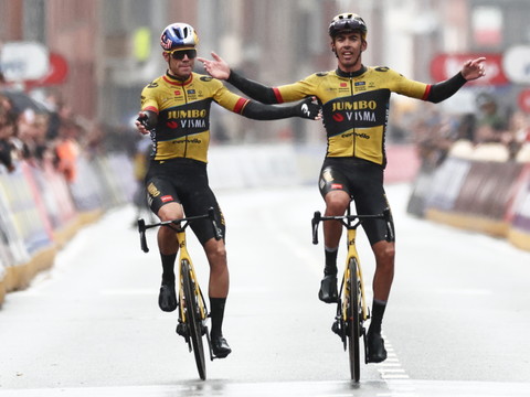 Wout van Aert offre la victoire à son équipier Christophe Laporte