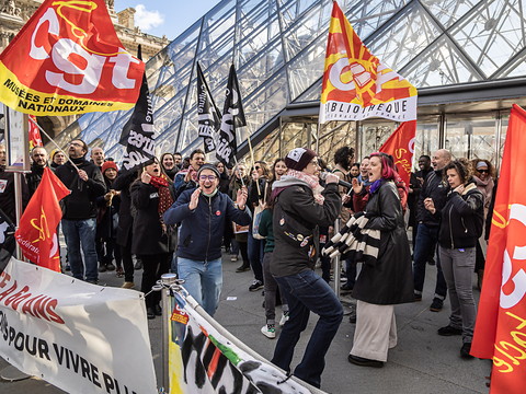Paris cherche une voie de sortie dans un climat électrique