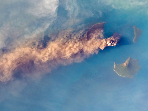 Le volcan Anak Krakatoa entre en éruption et émet un énorme nuage