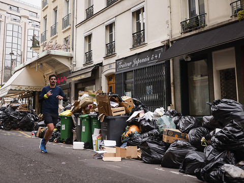 Moins de manifestants et de violence en France: impasse maintenue