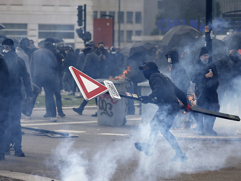 Retraites: heurts dans le cortège parisien