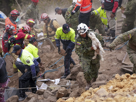 Onze morts et 67 disparus après un glissement de terrain