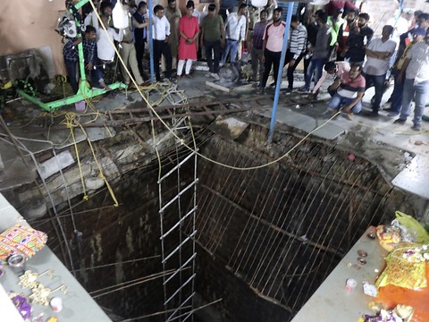 Au moins treize morts dans l'effondrement du plancher d'un temple