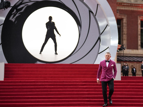 Un nouveau James Bond publié pour le couronnement de Charles III