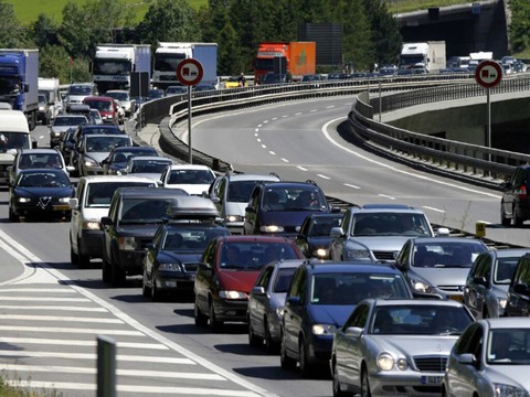 Quinze kilomètres de bouchons devant le tunnel du Gothard