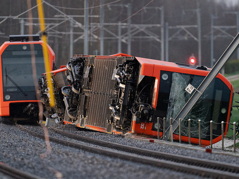 Le déraillement de deux trains probablement causé par le vent