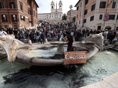 Climat: des militants noircissent l'eau d'une fontaine historique à Rome