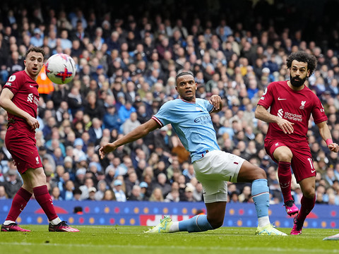 Arsenal ne cède pas de terrain à Manchester City