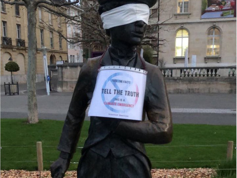 Scientist Rebellion bande les yeux de statues dans le monde