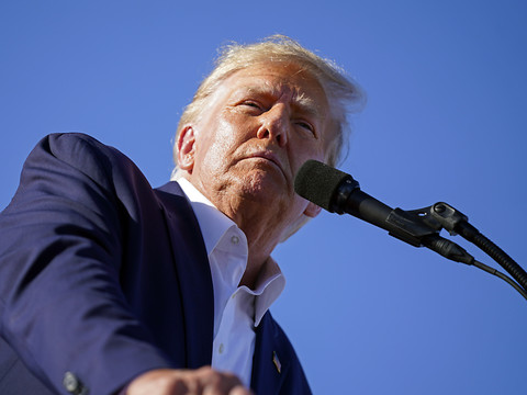 Inculpé, Trump va s'exprimer en Floride mardi soir