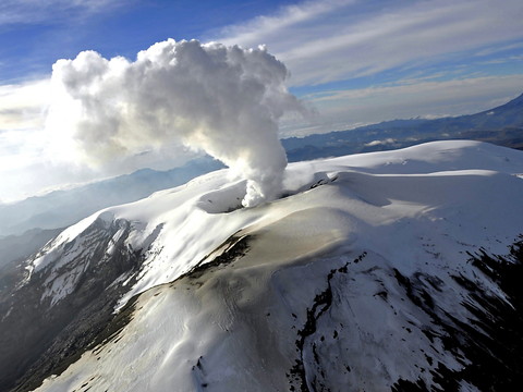 Menace d'éruption du Nevado del Ruiz: premières évacuations