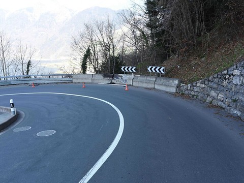 Un conducteur de 18 ans meurt dans une chute en terres schwyzoises