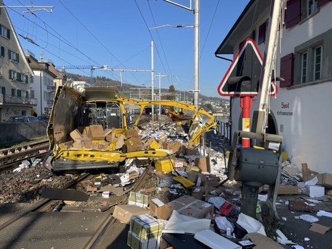 Collision entre un train et une camionnette de La Poste à Horgen ZH