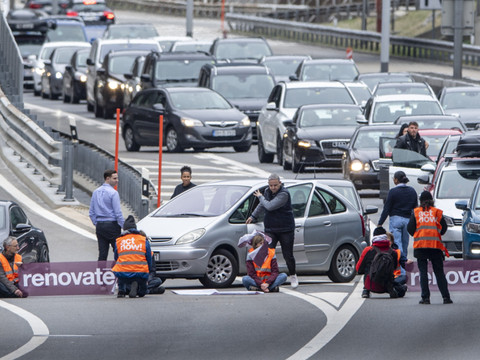 Des activistes bloquent temporairement l'A2 devant le Gothard