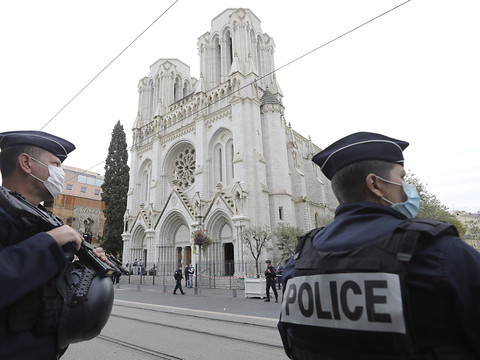 Un inconnu ressort d'un commissariat habillé en policier et armé