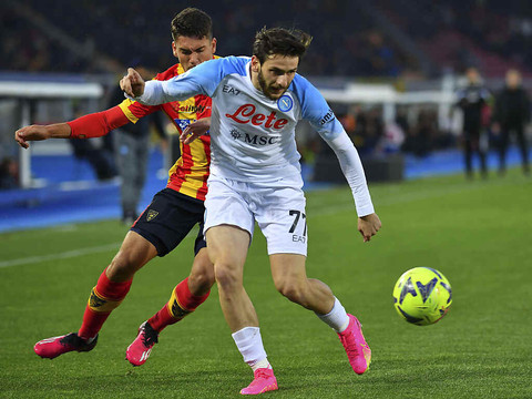 Le leader Naples repart de l'avant à Lecce