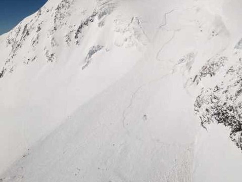 Valais: 16 personnes impactées par une avalanche, 9 blessés