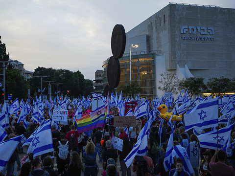 Réforme judiciaire: des Israéliens continuent de manifester