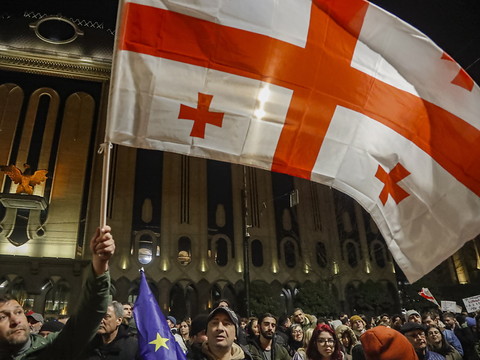 Milliers de personnes rassemblées à Tbilissi contre le gouvernement