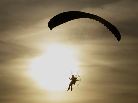 Un parapentiste chute et se blesse à Schänis (SG)