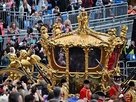 Procession raccourcie et emoji pour le couronnement de Charles III