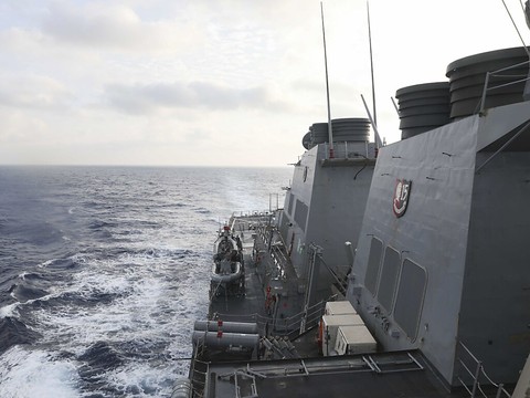 Un destroyer américain navigue dans des eaux revendiquées par Pékin