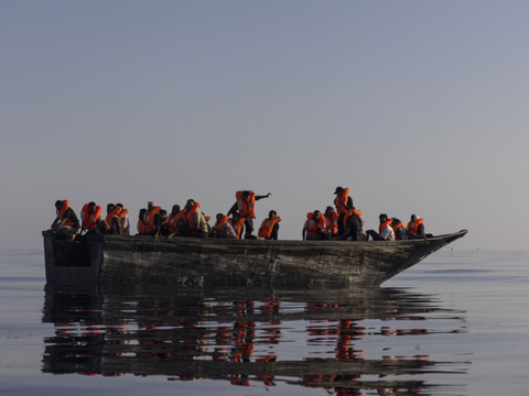 Garde-côtes mobilisés pour sauver des milliers de migrants