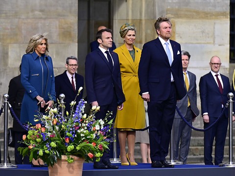 Macron interrompu par des manifestants au début d'un discours