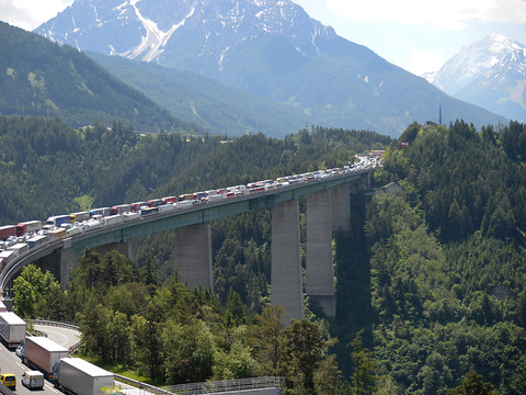 Des créneaux horaires pour les camions franchissant le Brenner