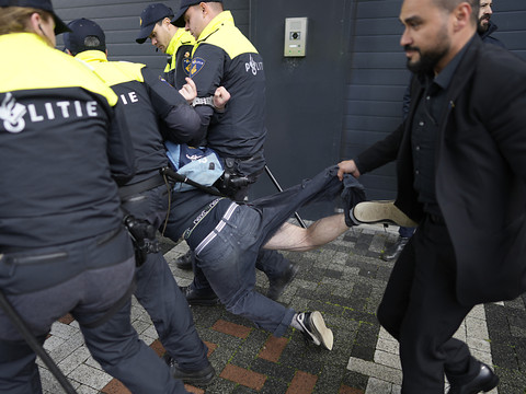 Deux manifestants interpellés à l'arrivée de Macron à Amsterdam