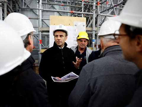 Notre-Dame de Paris: reconstruction dans les délais, promet Macron