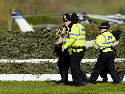 Grand National à Aintree: course retardée par des militants