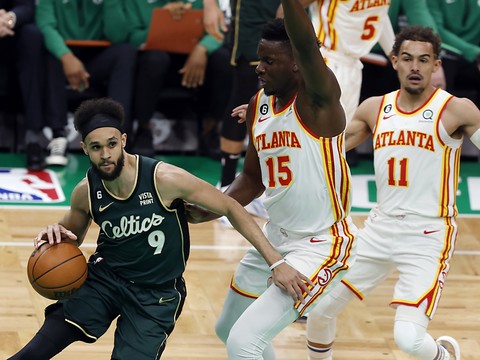 Les Hawks perdent l'acte I à Boston