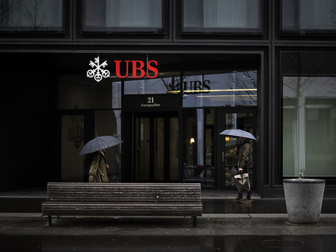 UBS pourra utiliser ses titres pour financer le rachat de CS