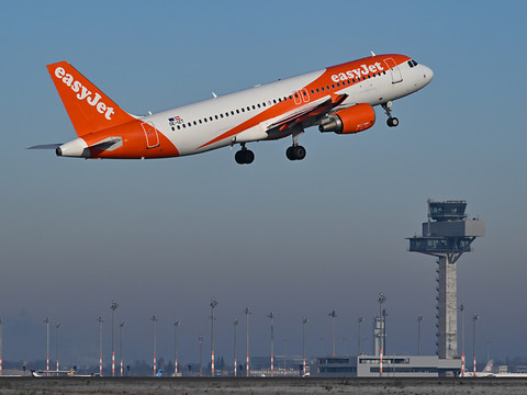 Easyjet réduit sa perte semestrielle