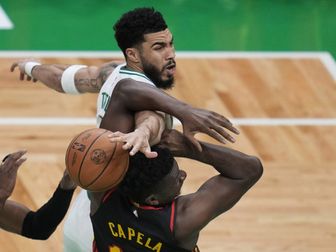 Clint Capela et les Hawks dépassés